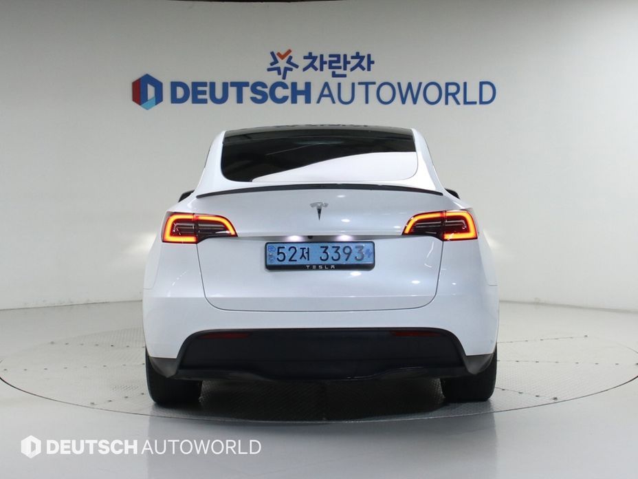 Tesla Model Y 2024