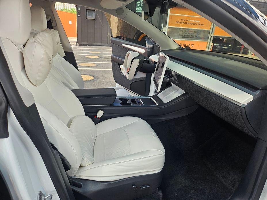 Tesla Model Y 2024