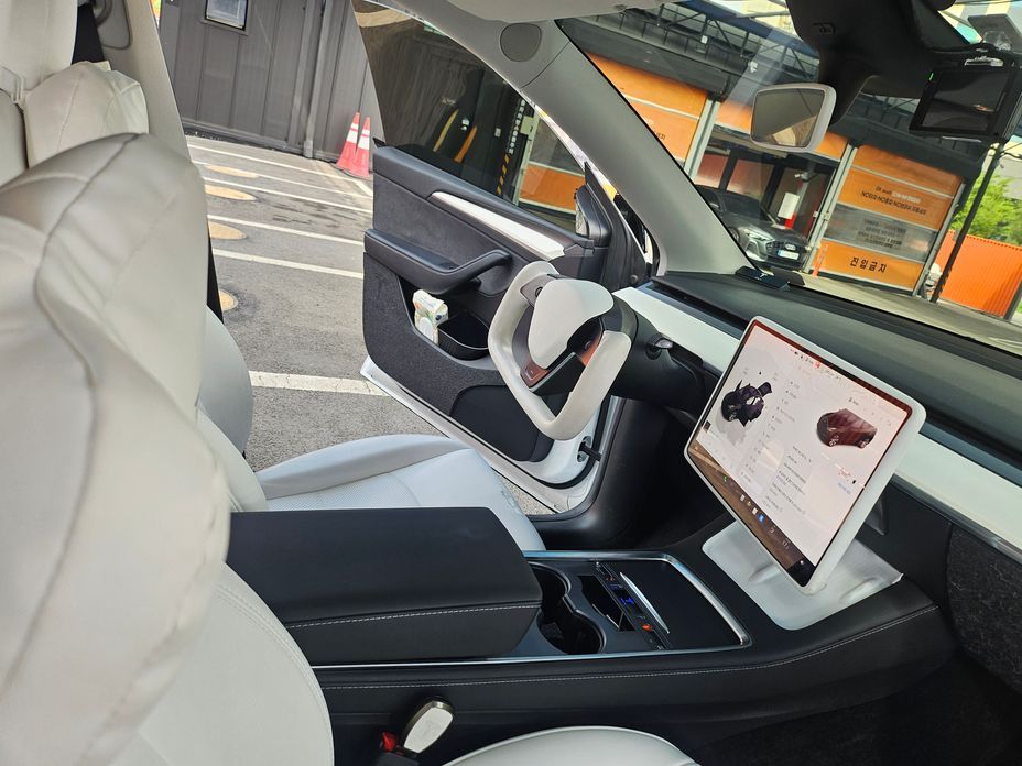 Tesla Model Y 2024