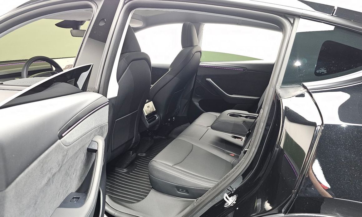 Tesla Model Y 2025
