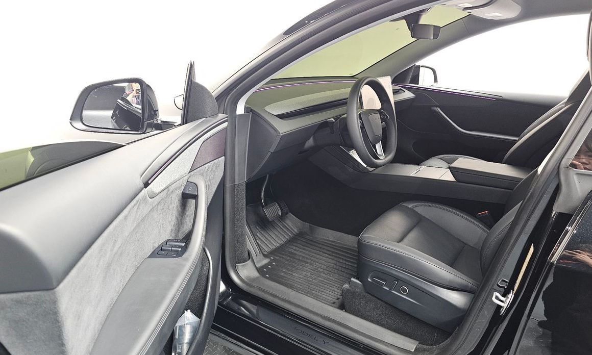 Tesla Model Y 2025