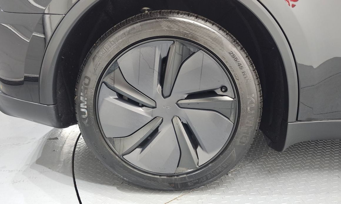 Tesla Model Y 2025