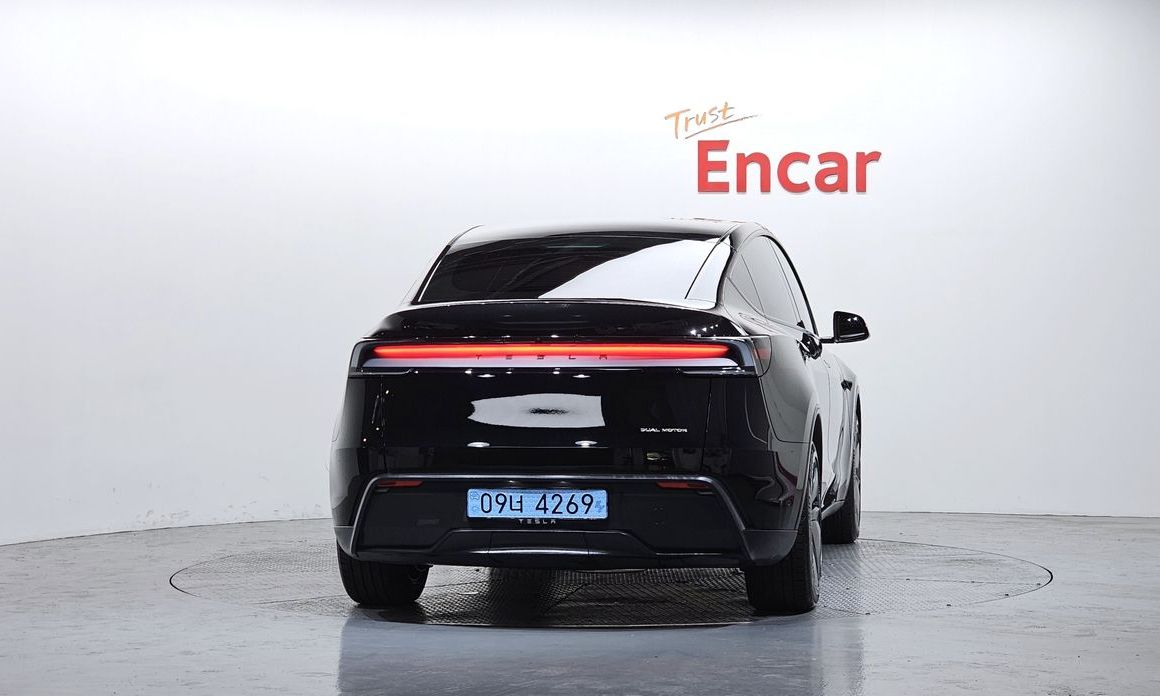 Tesla Model Y 2025