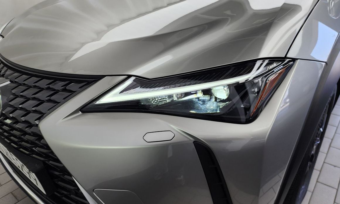 Lexus UX 2025