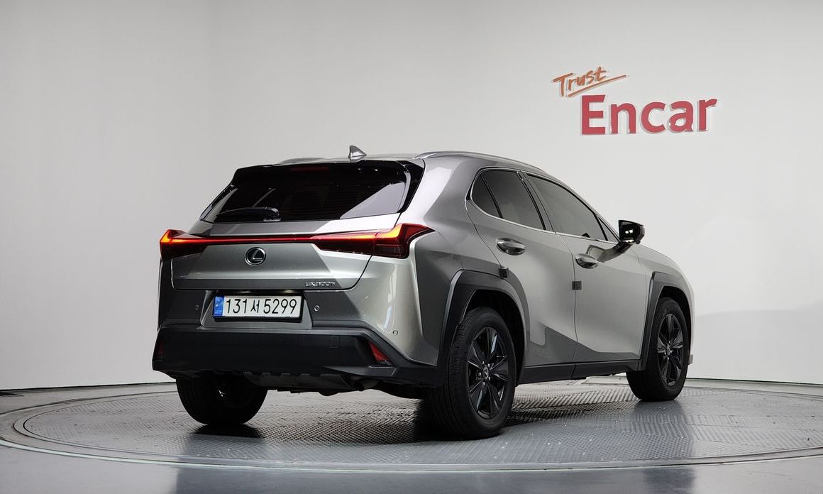 Lexus UX 2025