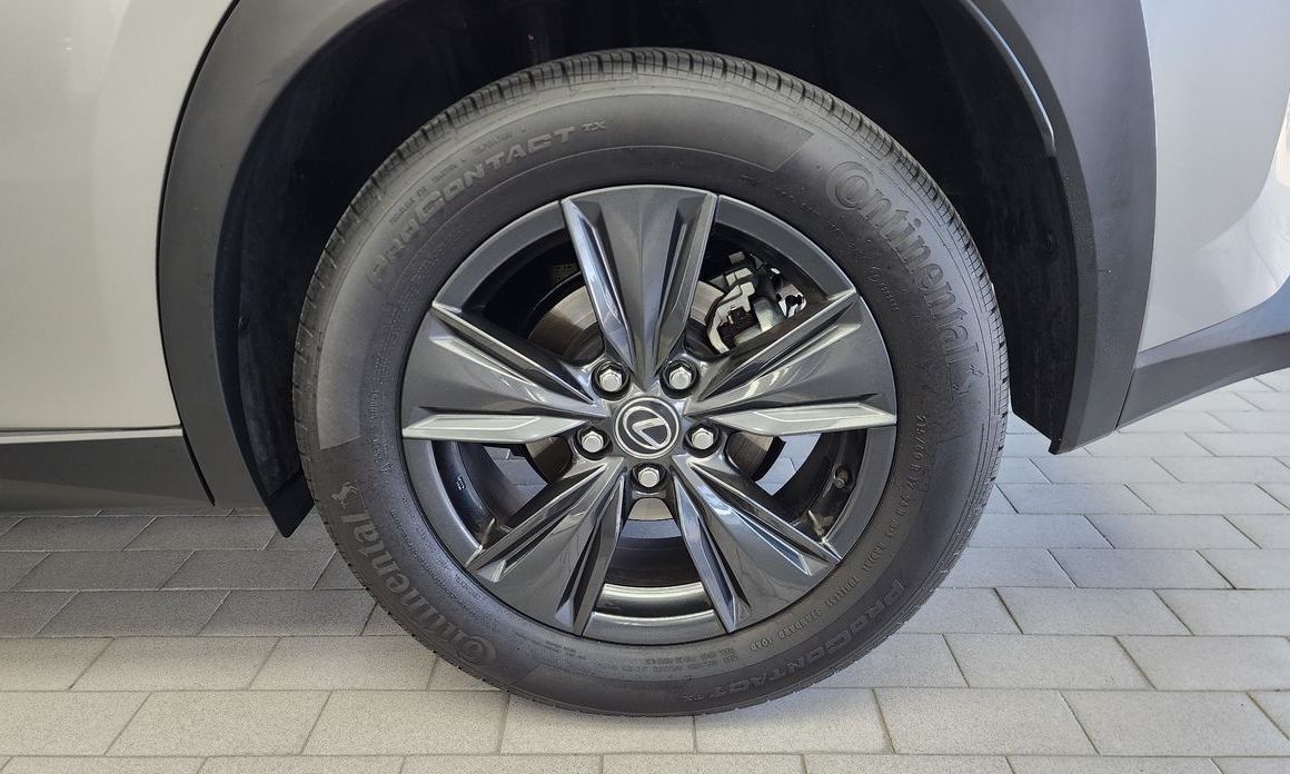 Lexus UX 2025