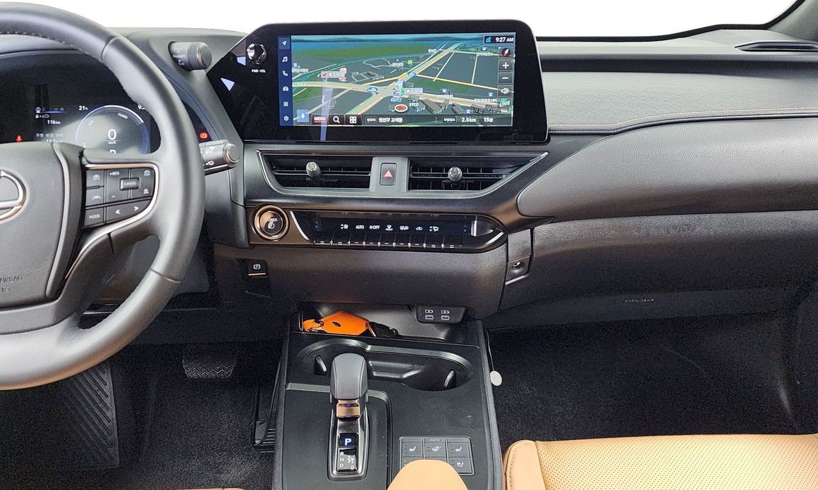 Lexus UX 2025