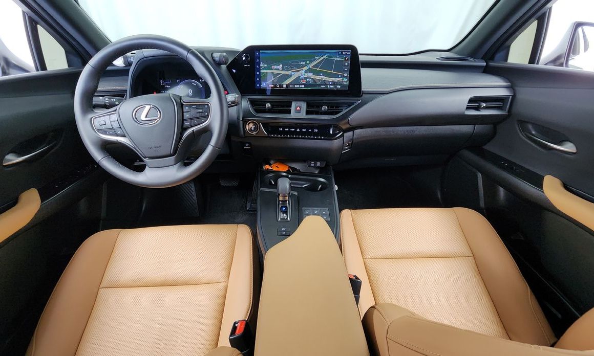 Lexus UX 2025
