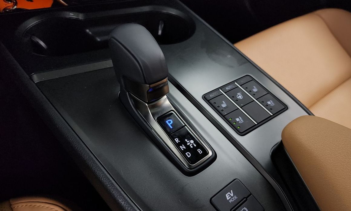 Lexus UX 2025