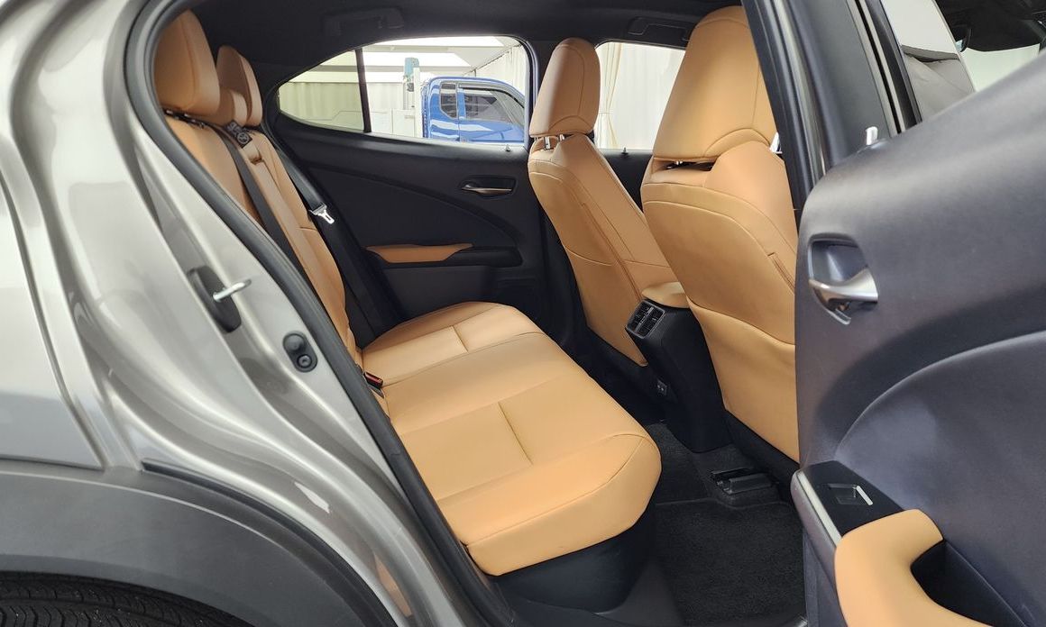 Lexus UX 2025