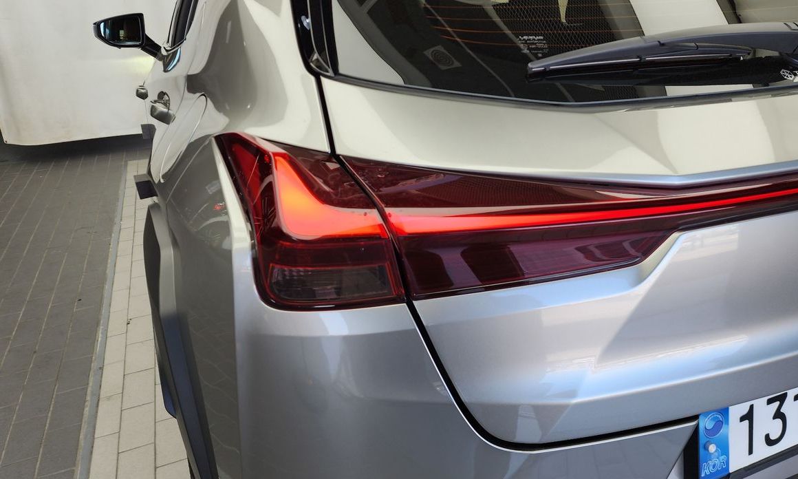 Lexus UX 2025
