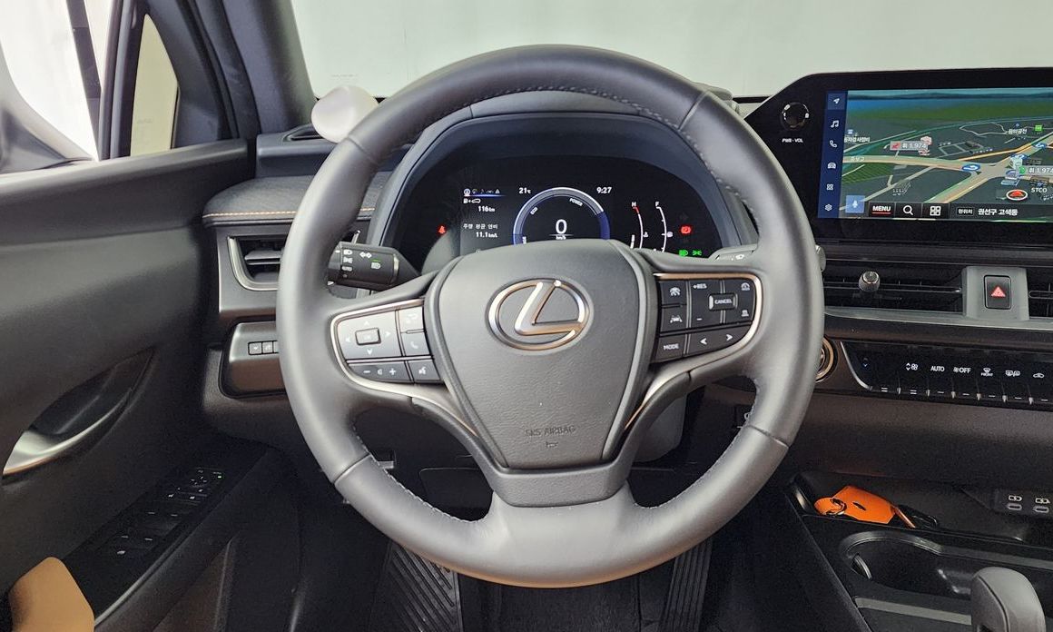Lexus UX 2025