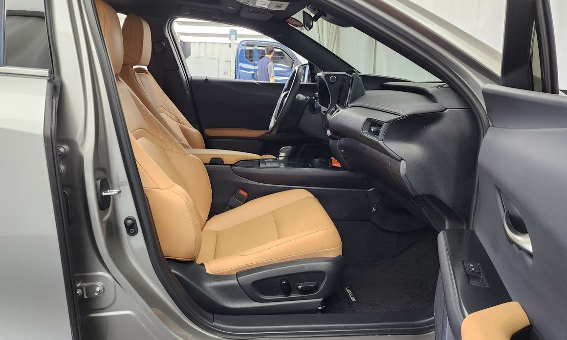 Lexus UX 2025