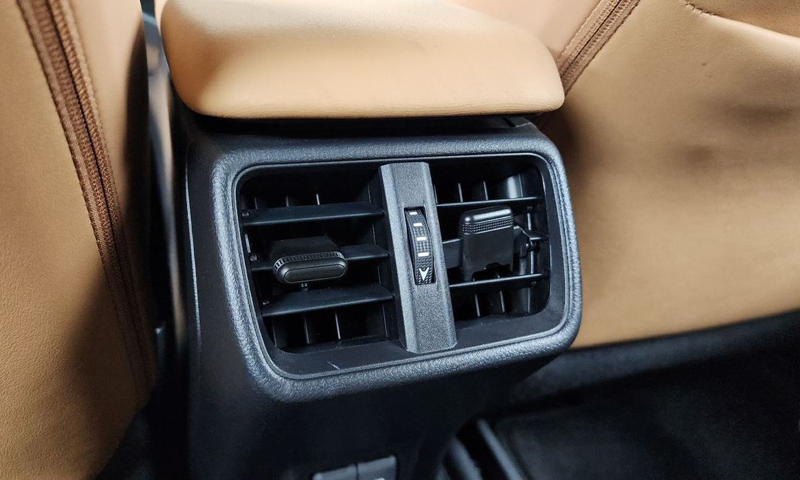 Lexus UX 2025