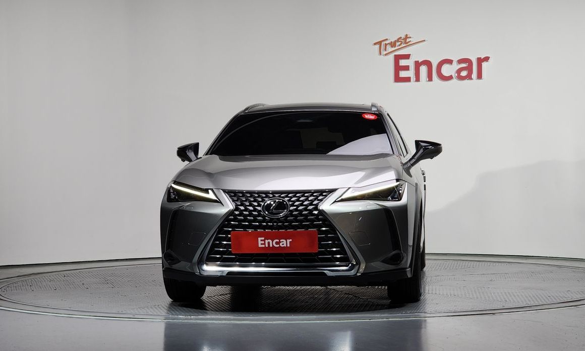 Lexus UX 2025