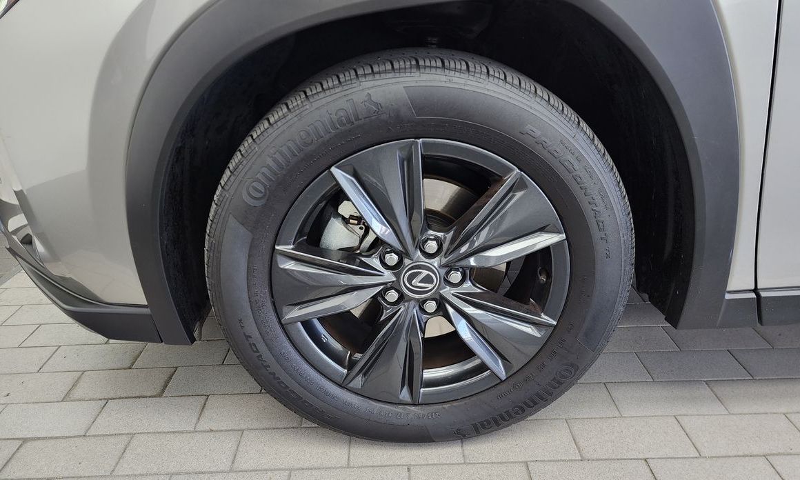 Lexus UX 2025