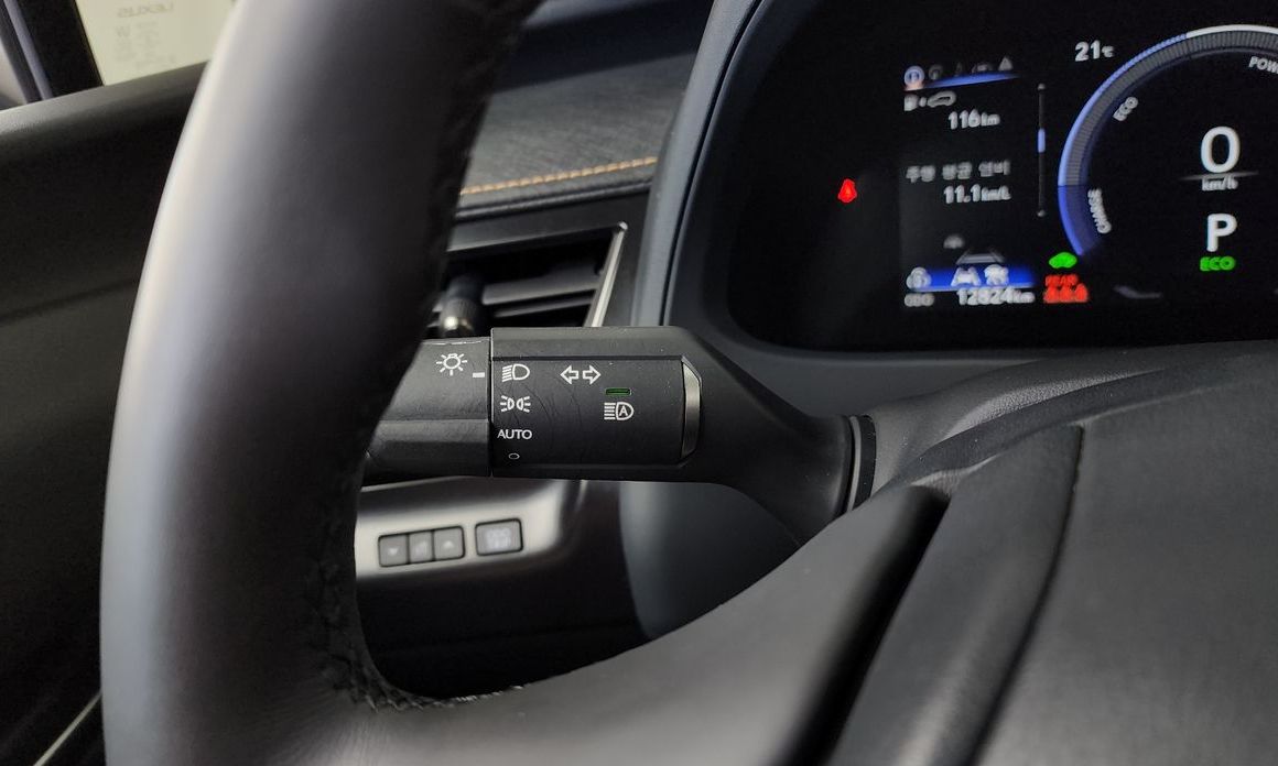 Lexus UX 2025