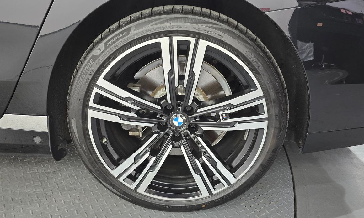 BMW i7 2025