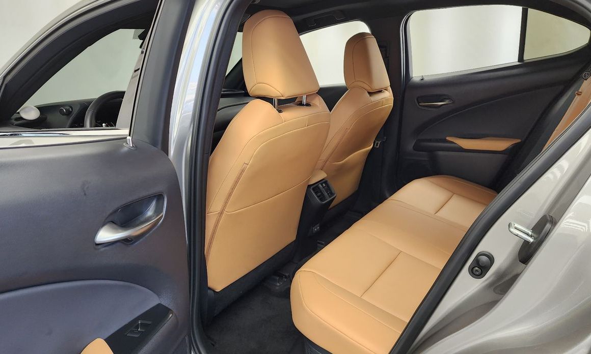 Lexus UX 2025