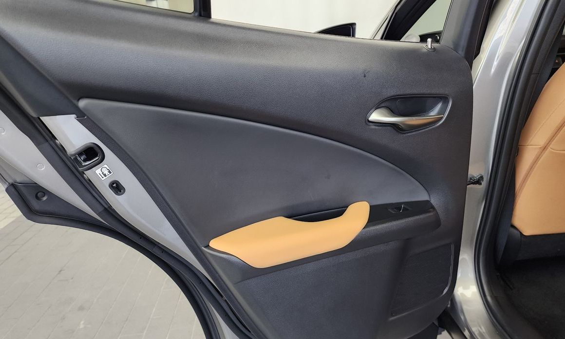 Lexus UX 2025