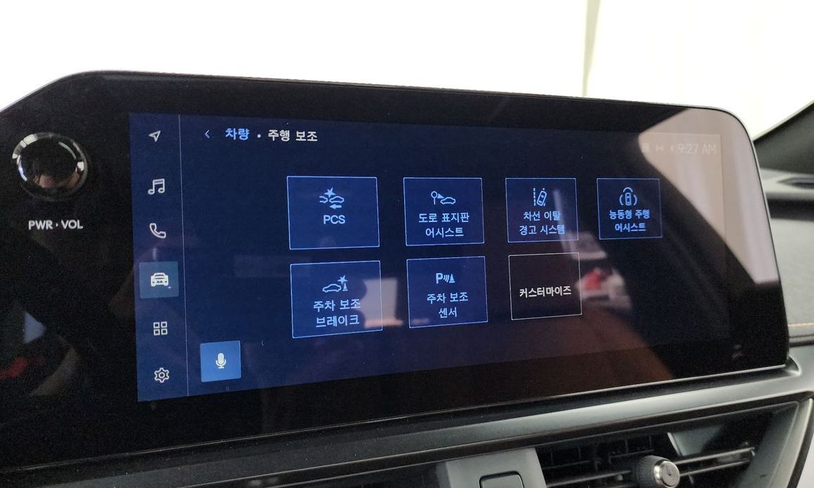 Lexus UX 2025