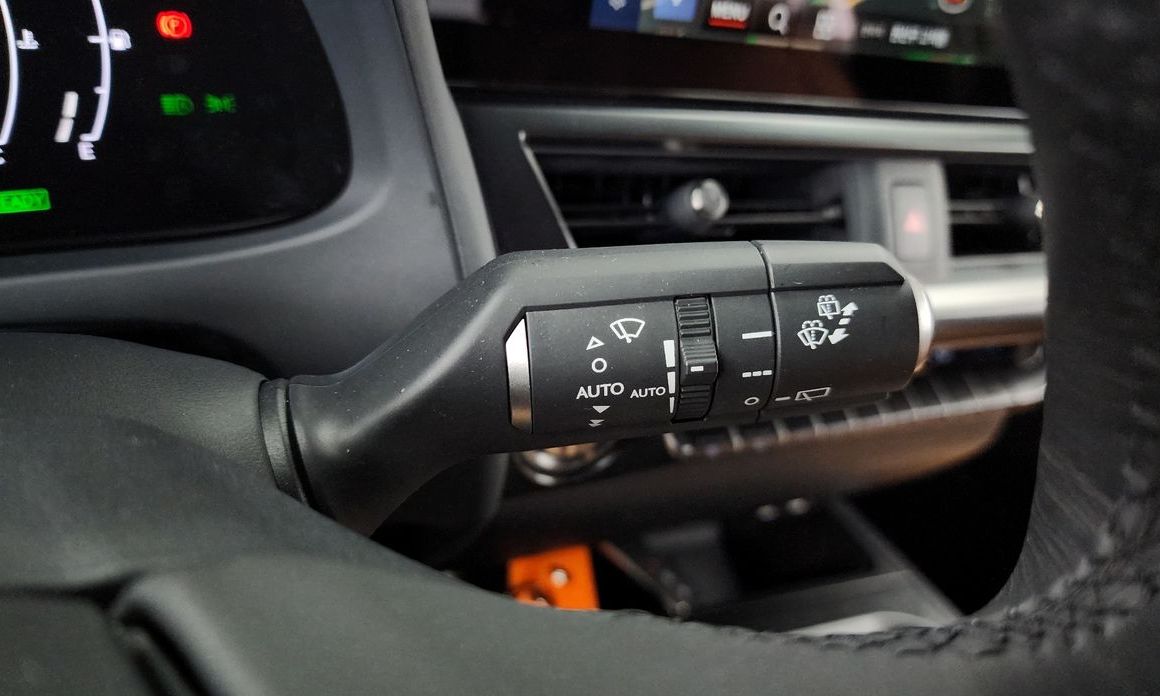 Lexus UX 2025