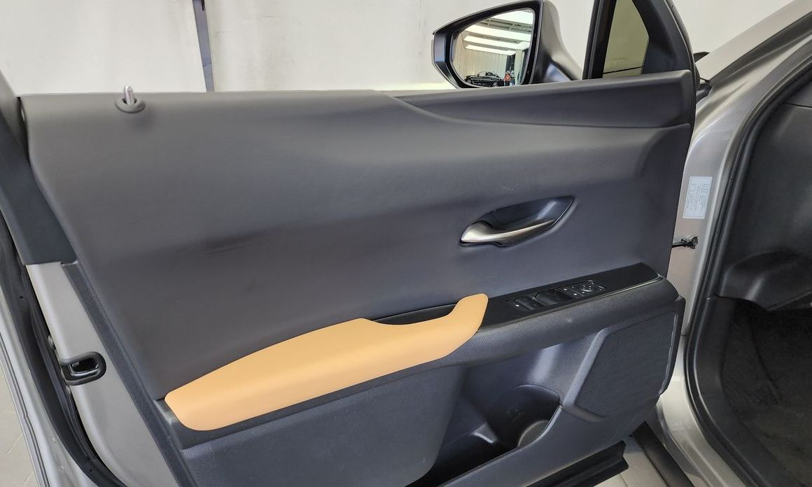 Lexus UX 2025