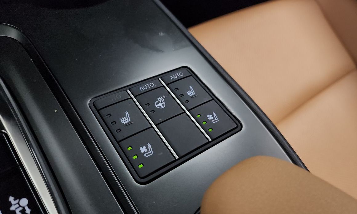 Lexus UX 2025