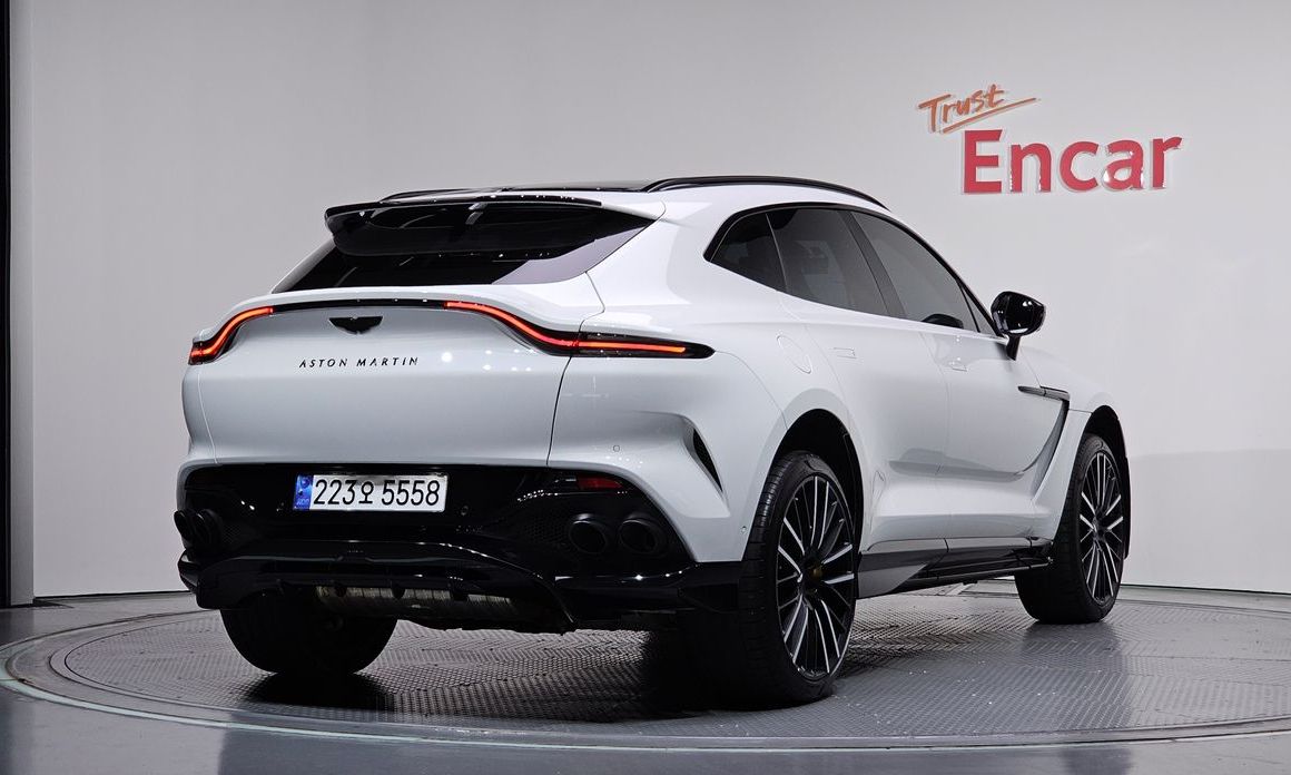 Astonmartin DBX 2023