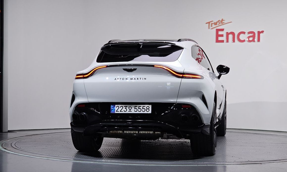 Astonmartin DBX 2023