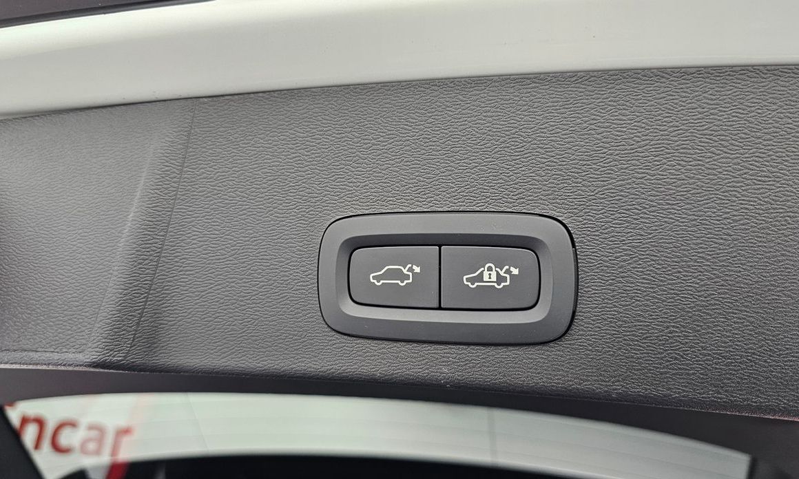Volvo XC40 2025