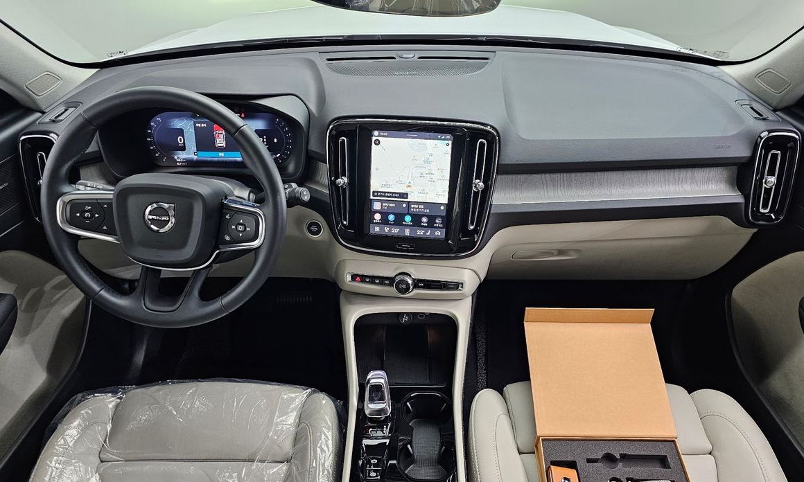 Volvo XC40 2025