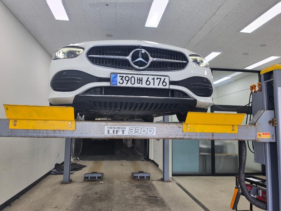 Mercedes-Benz C-Class 2024