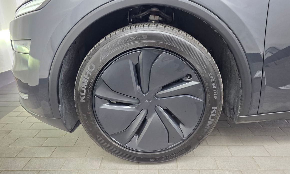 Tesla Model Y 2025
