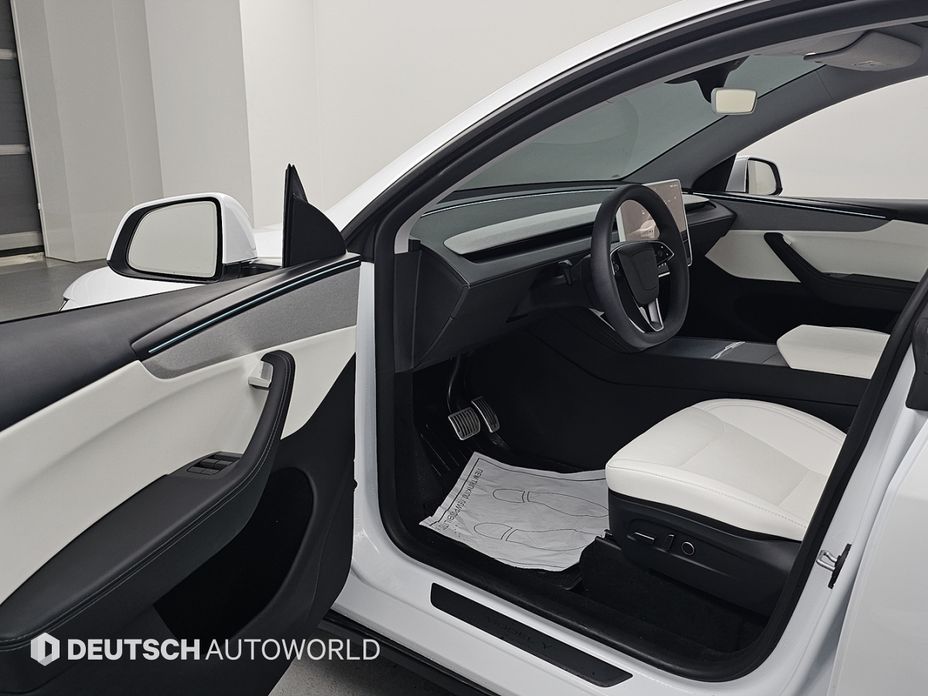 Tesla Model Y 2025