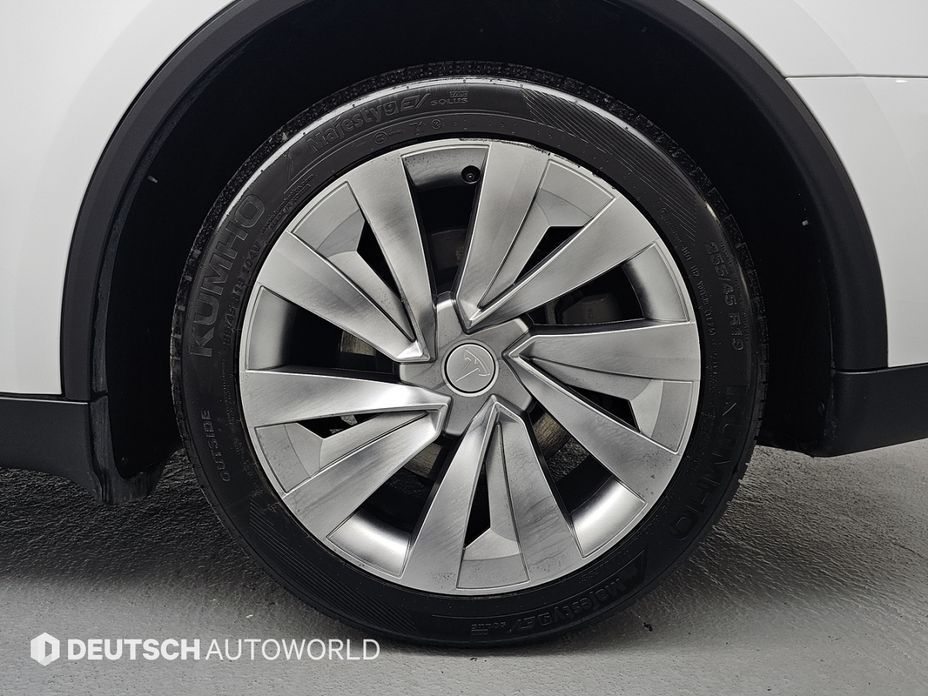 Tesla Model Y 2025