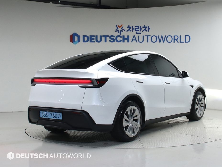 Tesla Model Y 2025