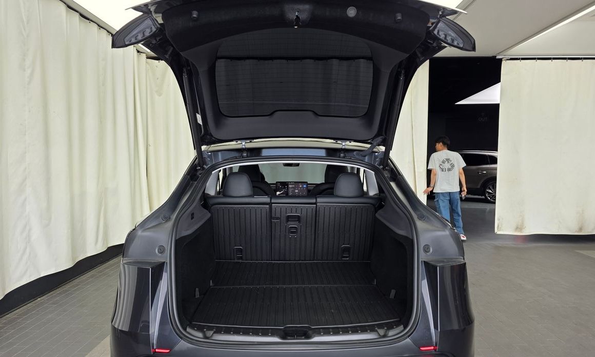 Tesla Model Y 2025