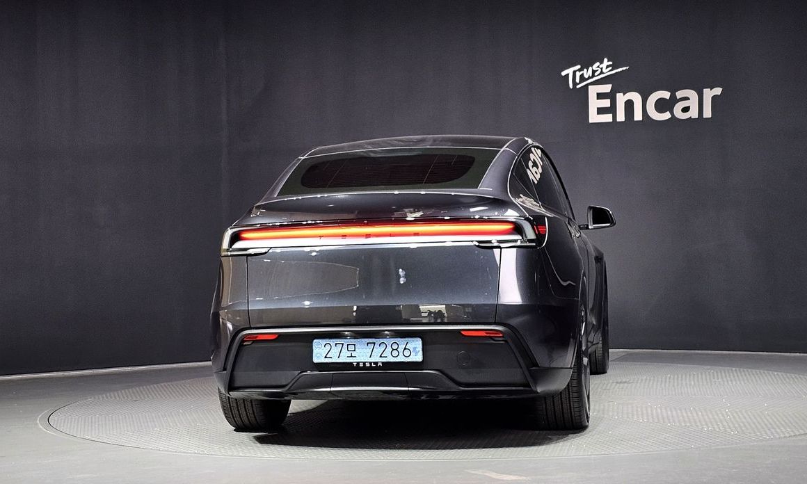 Tesla Model Y 2025