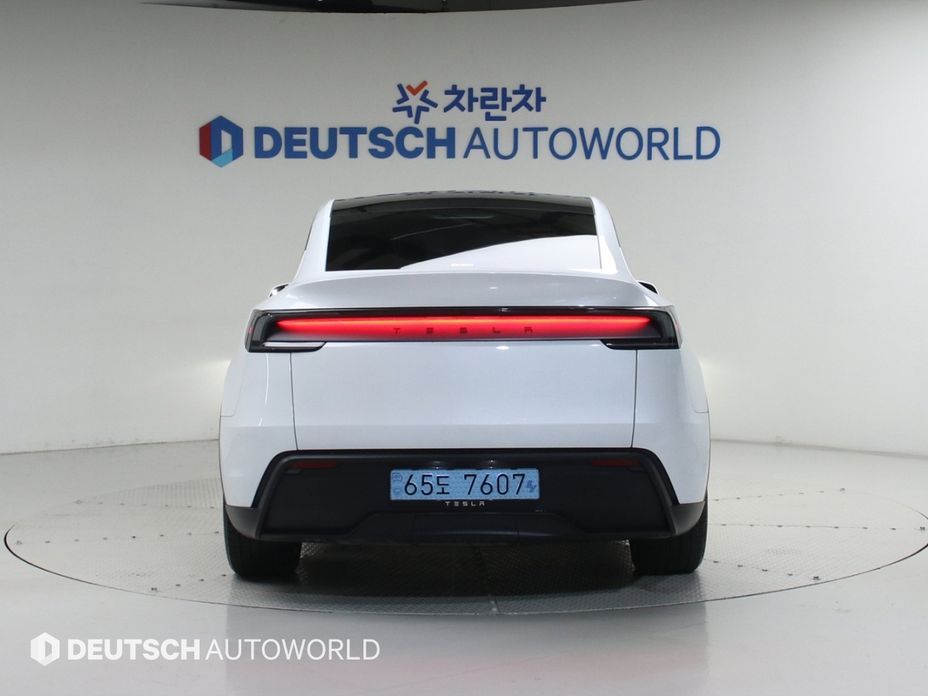 Tesla Model Y 2025
