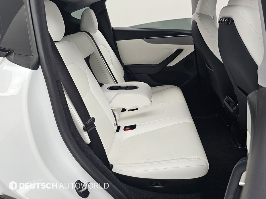 Tesla Model Y 2025