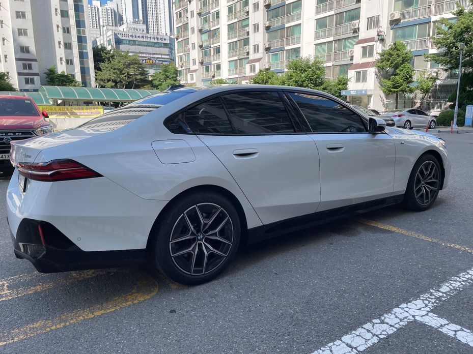 BMW 5-Series 2025