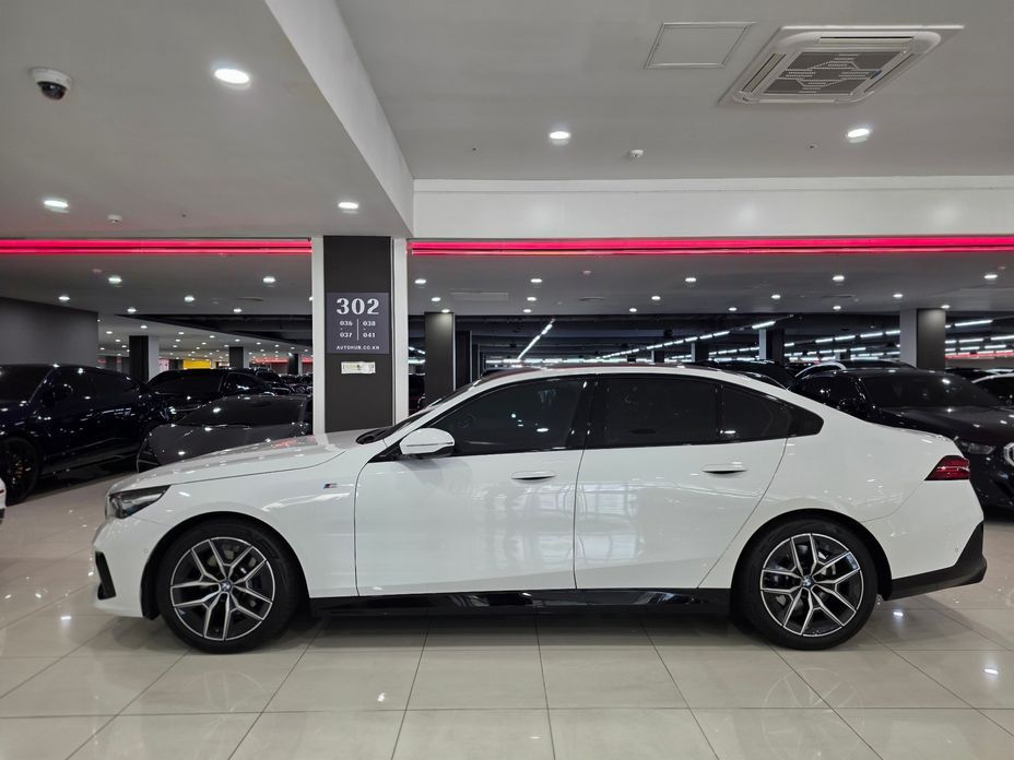 BMW 5-Series 2025
