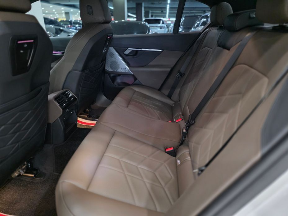 BMW 5-Series 2025
