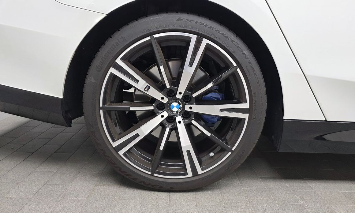 BMW 5-Series 2024