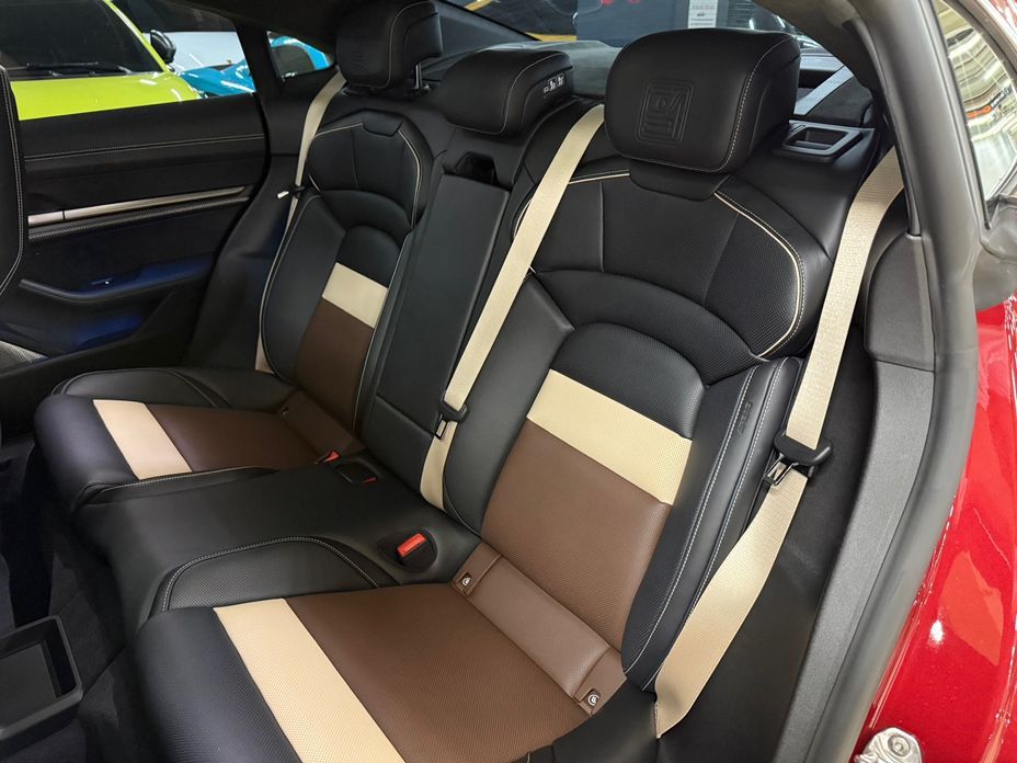 Porsche Taycan 2025