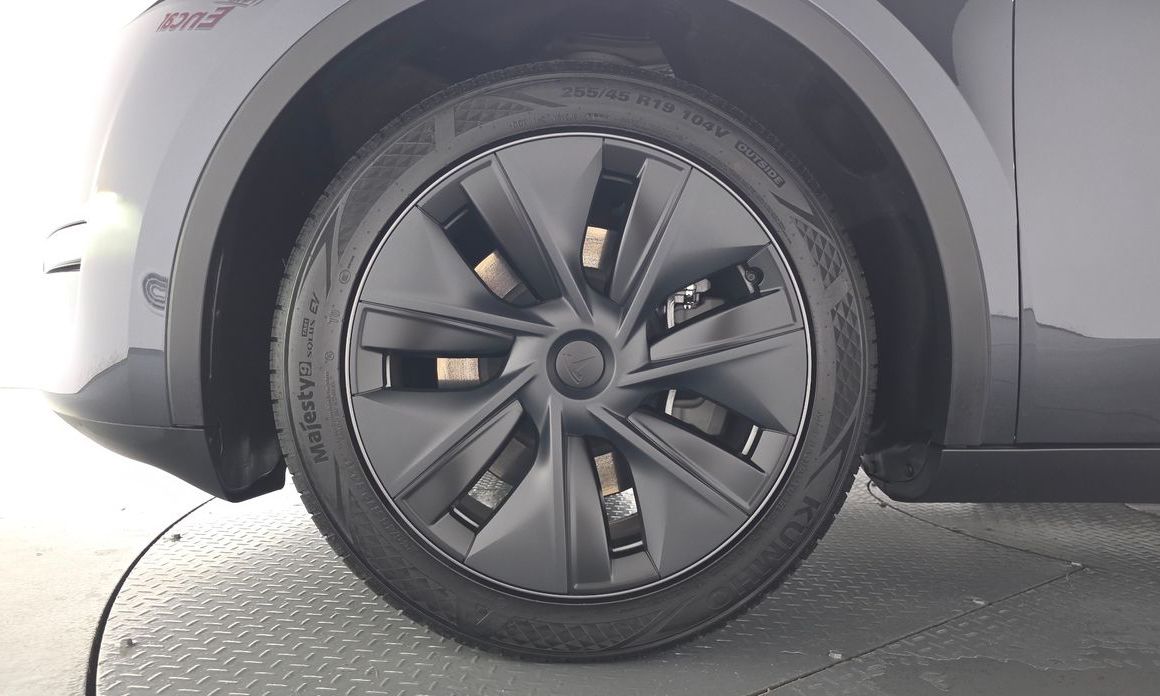 Tesla Model Y 2025