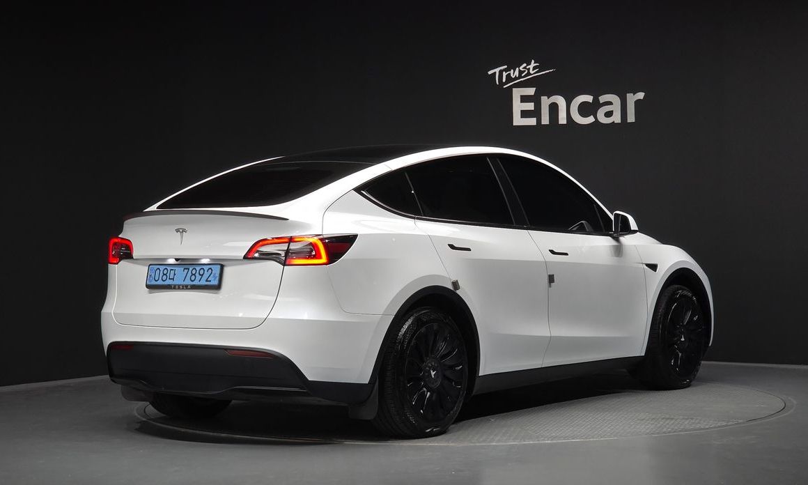 Tesla Model Y 2024