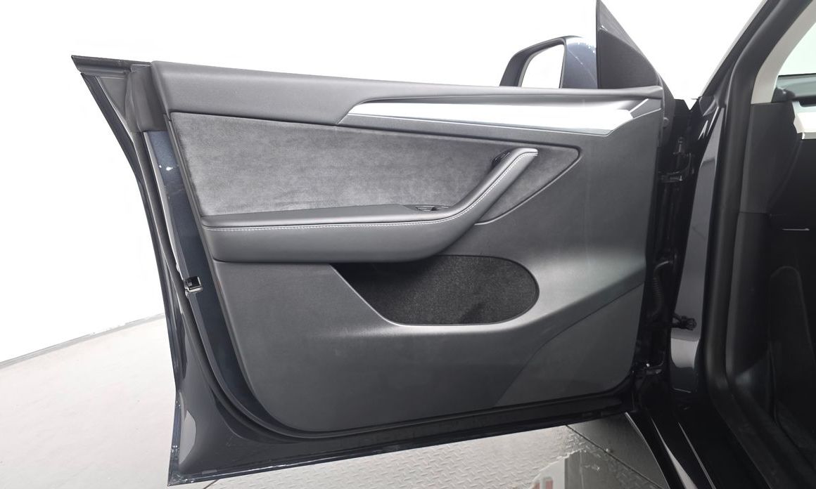 Tesla Model Y 2025