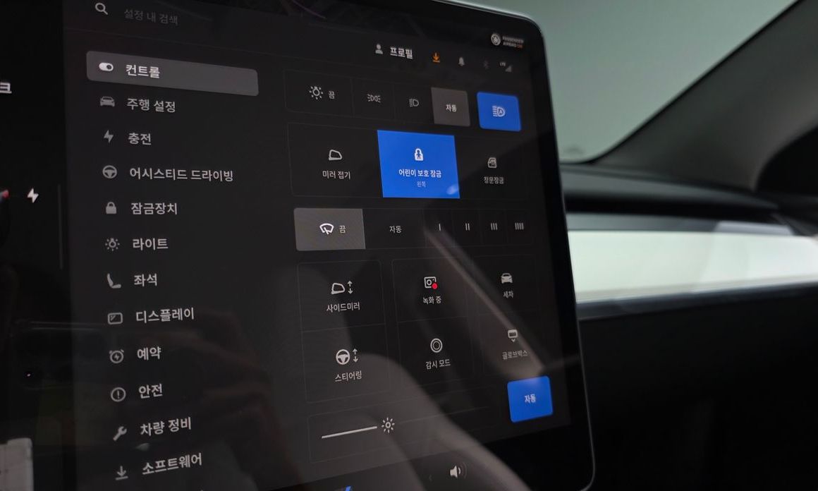 Tesla Model Y 2025